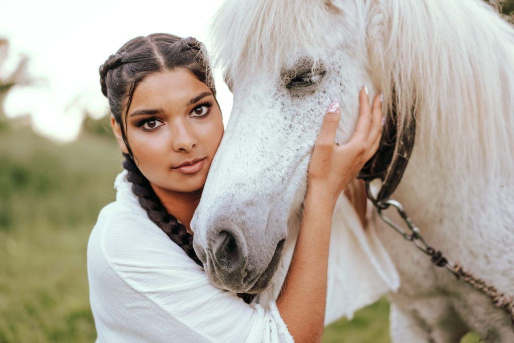Cheval isabelle à la robe dorée et aux crins sombres