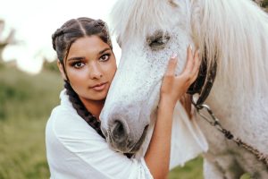 Cheval isabelle : robe dorée et crins sombres