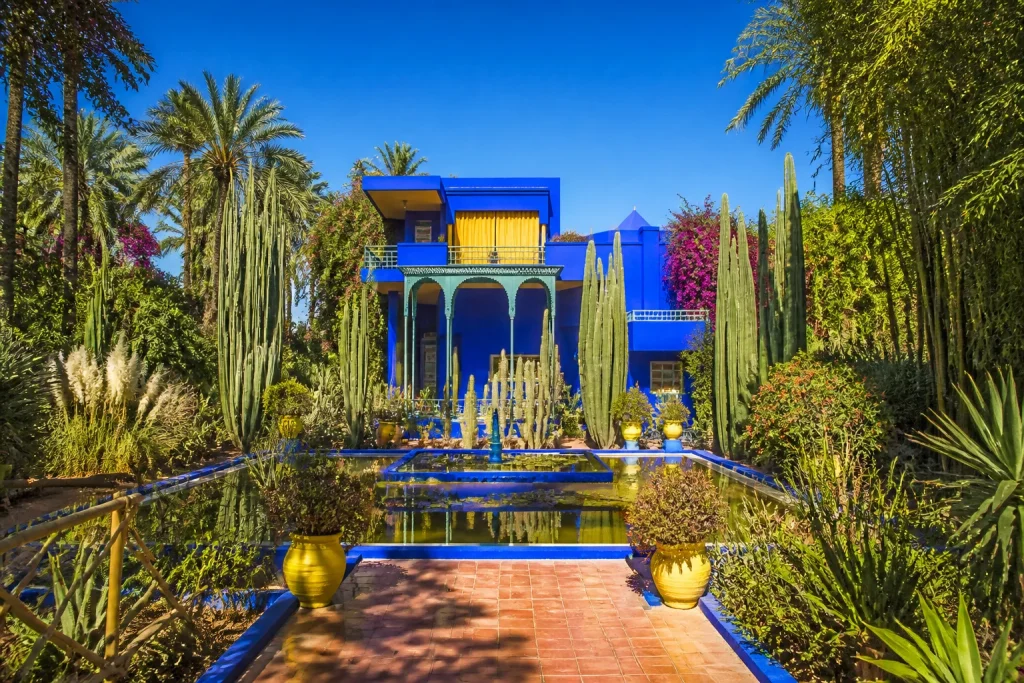 Jardin majorelle bleu cobalt et vegetation luxuriante